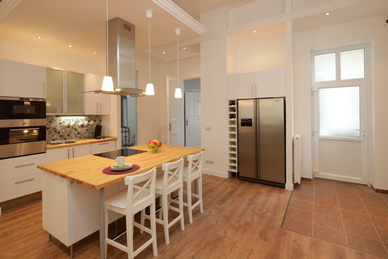 Urban Haven - 3 Beds, 3 Baths, Free Parking, Near Central Market 부다페스트 외부 사진
