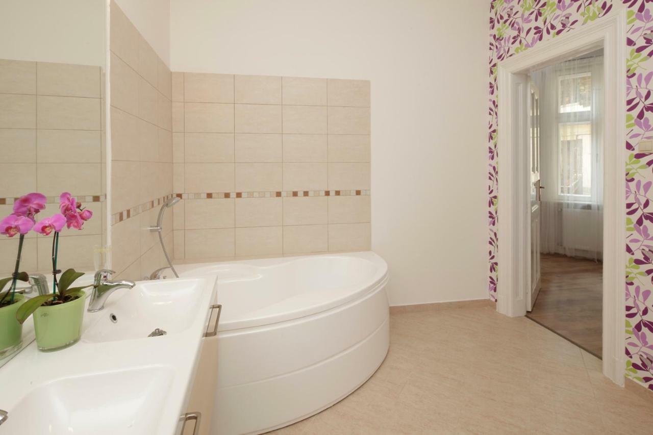 Urban Haven - 3 Beds, 3 Baths, Free Parking, Near Central Market 부다페스트 외부 사진