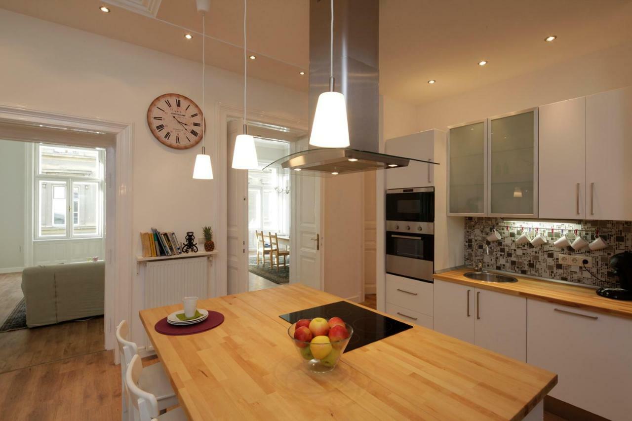 Urban Haven - 3 Beds, 3 Baths, Free Parking, Near Central Market 부다페스트 외부 사진