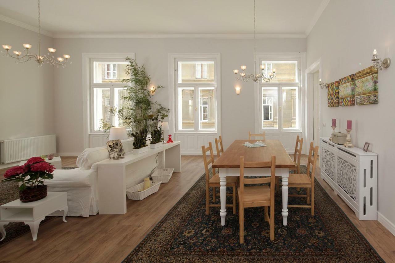 Urban Haven - 3 Beds, 3 Baths, Free Parking, Near Central Market 부다페스트 외부 사진